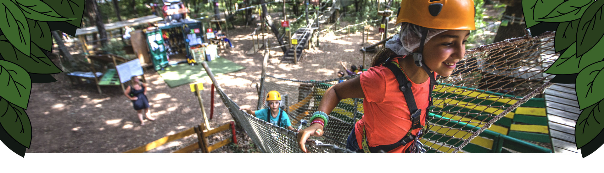 Enfants avec casques progressant dans leur ascension dans les arbres avec un filet